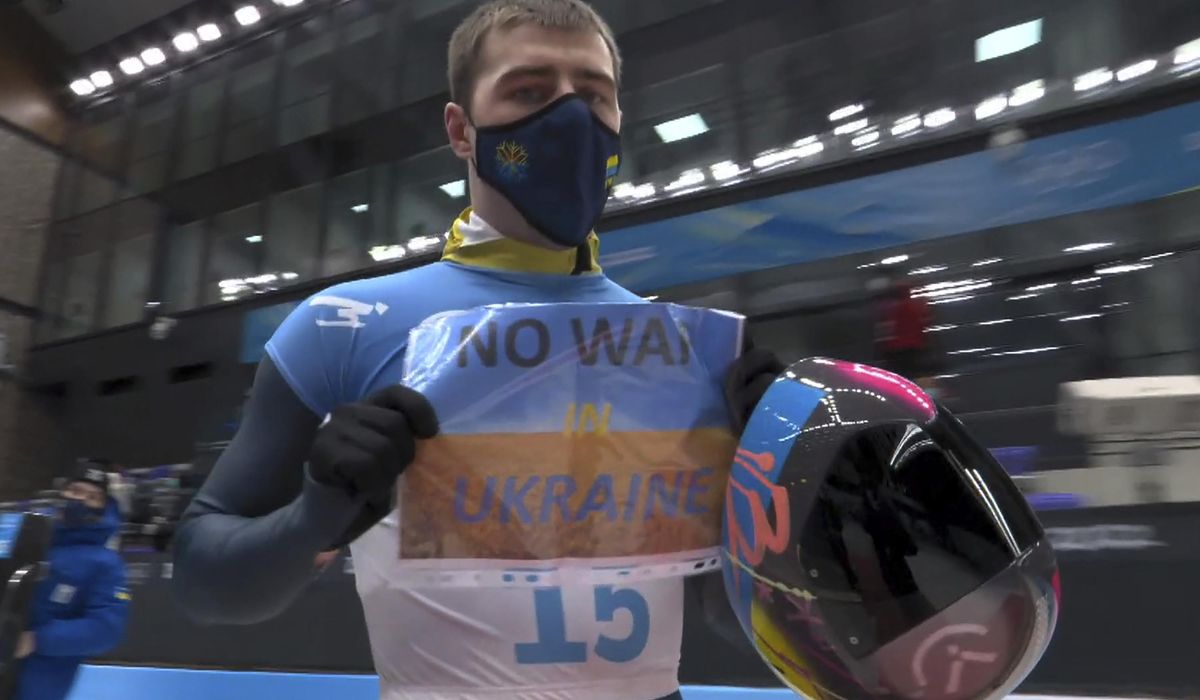Ukraine Olympic team calls for peace, IOC wants no
protests 1