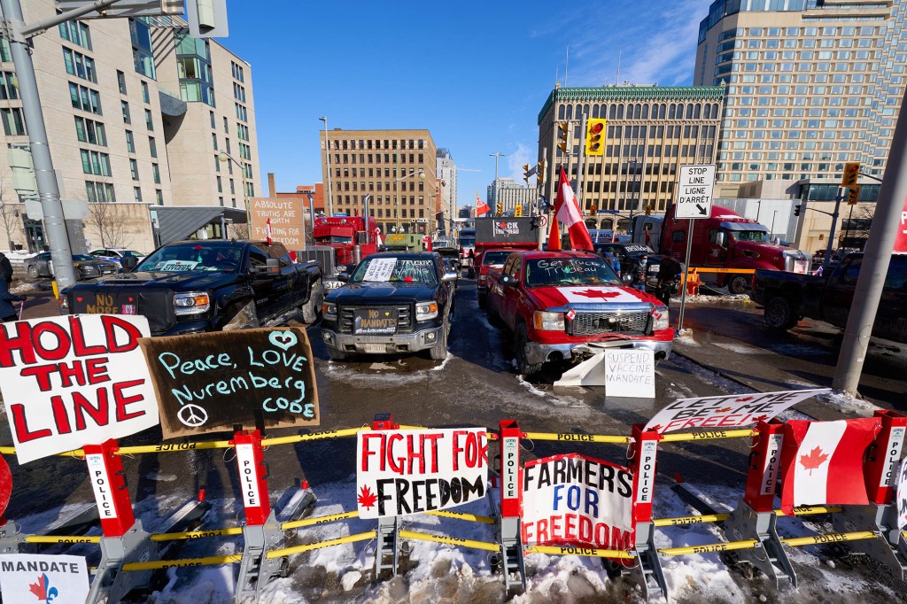 ‘Freedom Convoy’ forces Ambassador Bridge shutdown over
vaccine protest 1