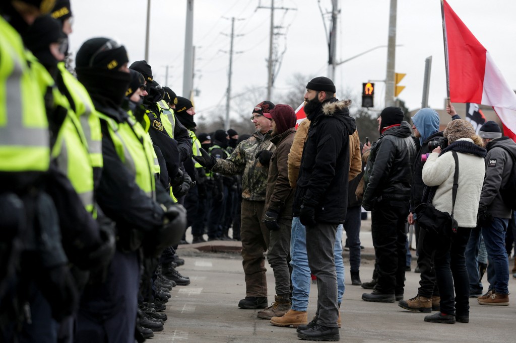 Police arrest ‘Freedom Convoy’ protesters at blocked
US-Canadian bridge 1
