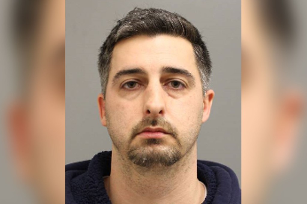 Correction officer posed as cop, asked woman for nude
photos: police 1