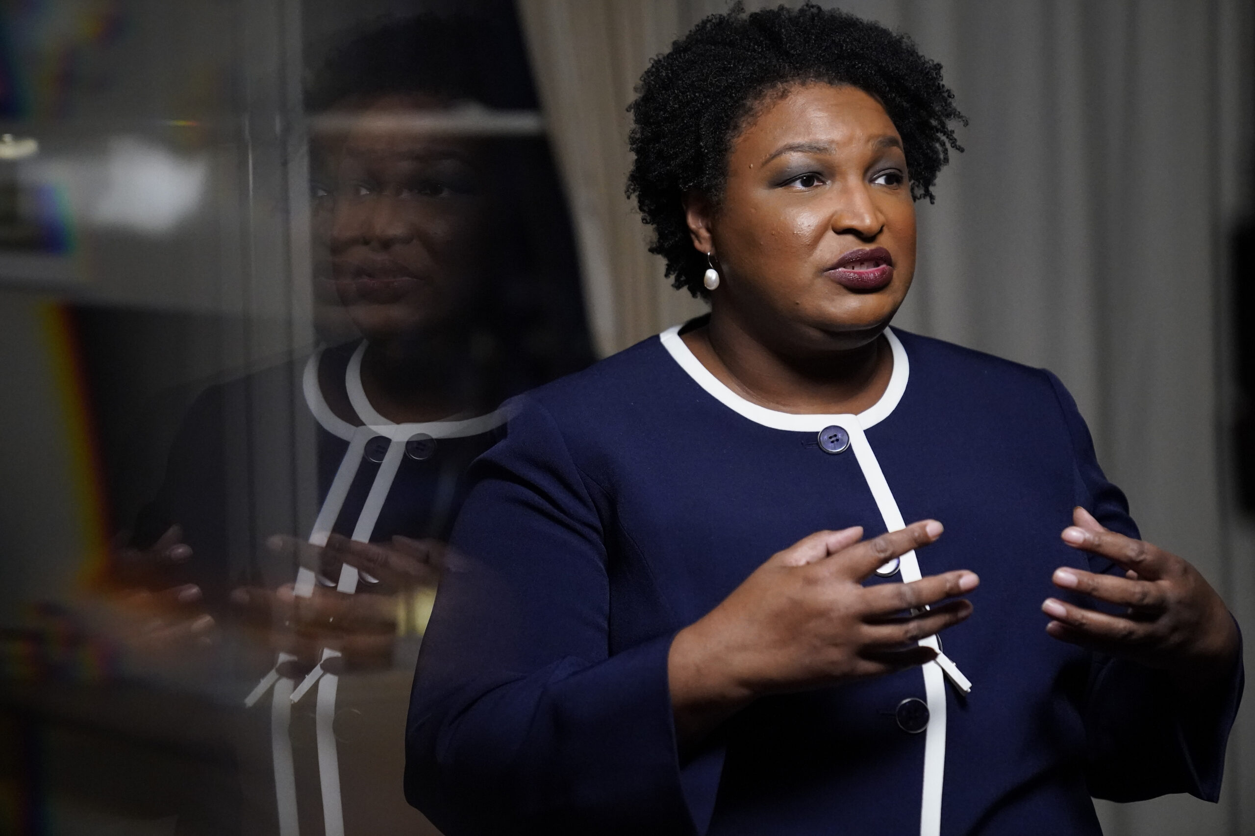 It was a 'mistake': Abrams apologizes for maskless photo
with schoolchildren 1