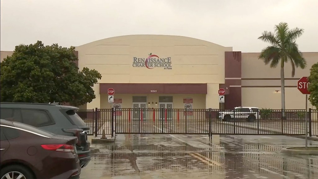 Florida girl jailed after classmate posing as her threatens
school: suit 1