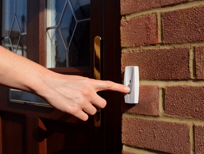 'Watch Out': Woman Warns Against Opening Door for
'Strangers' in Video 1