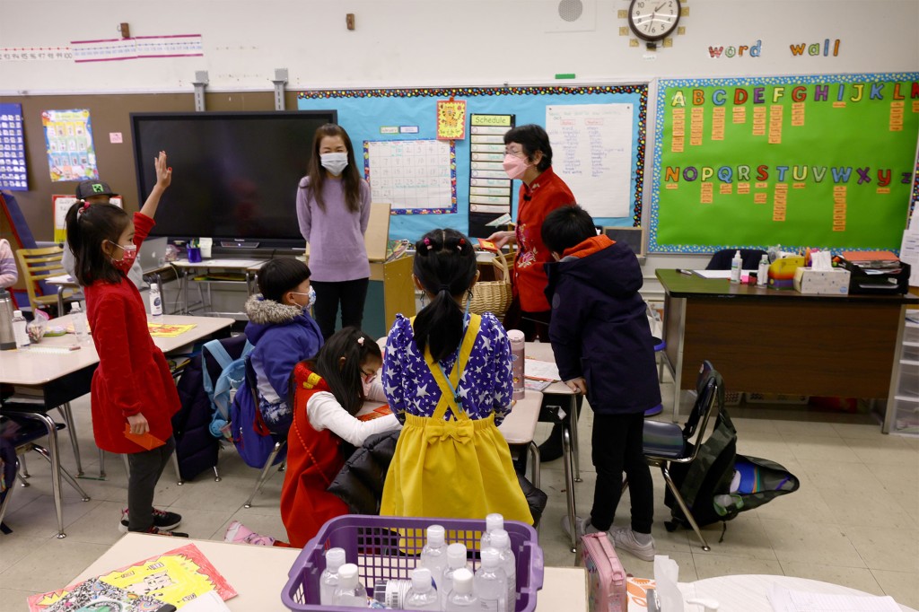 Kathy Hochul expected to lift business mask mandate, wait on
decision for NY schools 1
