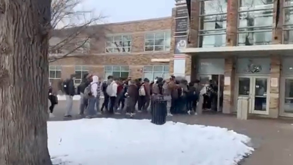 Chicago high schoolers stage walk-out over mask
mandate 1