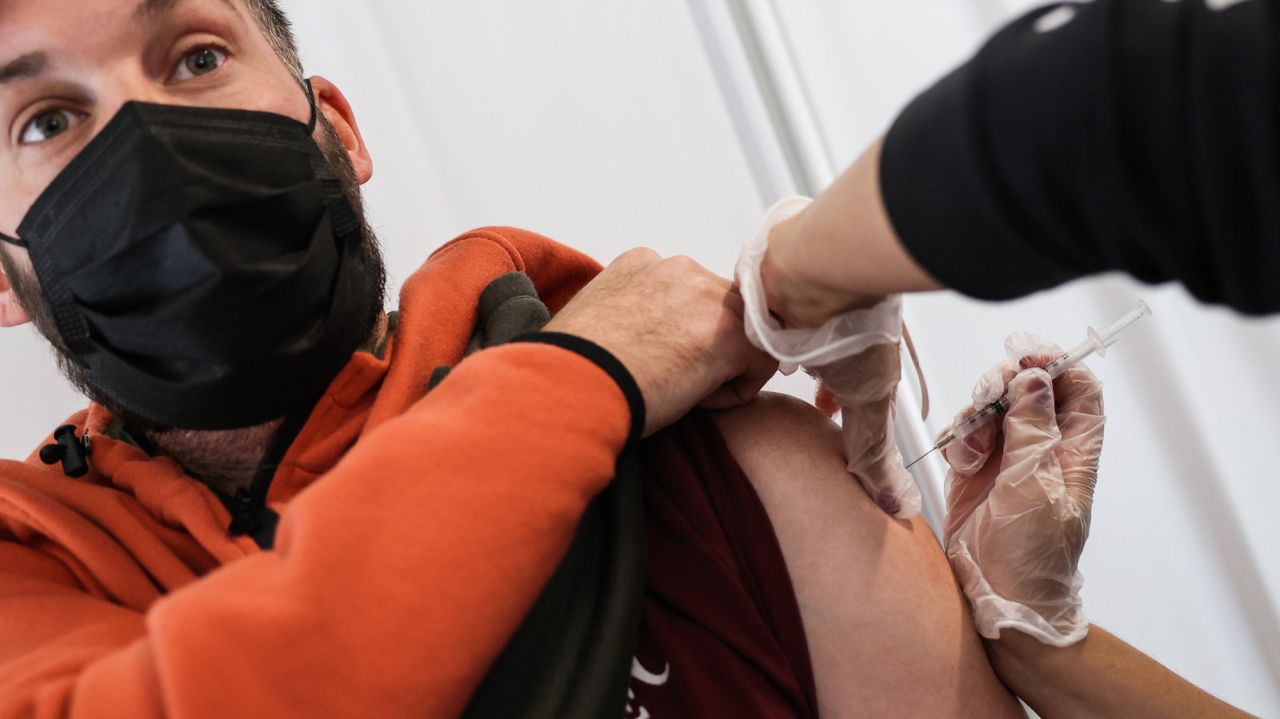 COVID-19 booster rates slow on Long Island, worrying
experts 1