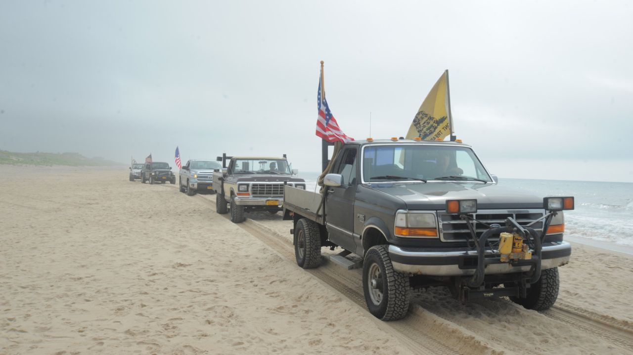 East Hampton trustees eye class-action suit to regain 'truck
beach' access 1