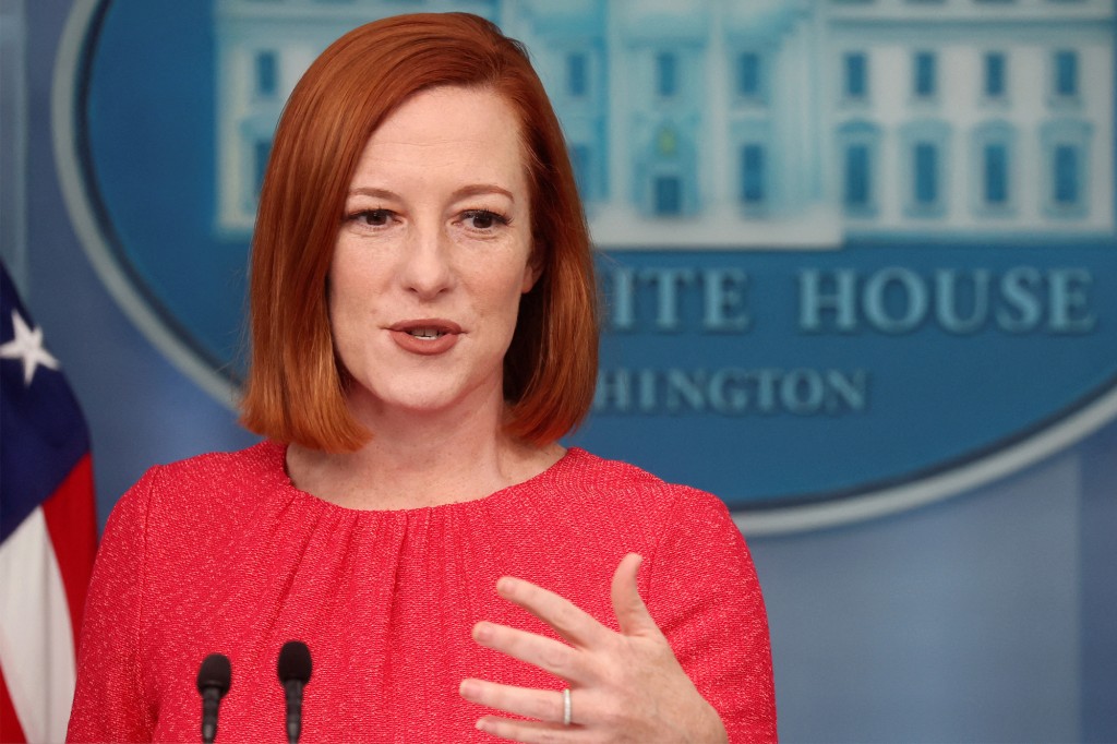 White House breaks with governors, urges Americans to keep
masks on 1