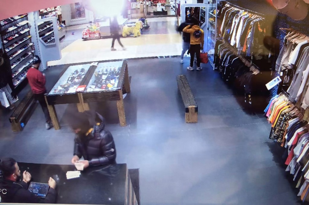 Video captures moment gunman opens fire at Kings Plaza mall
in Brooklyn 1