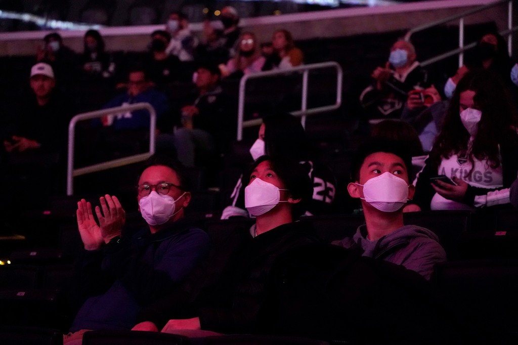 Los Angeles County to keep mask mandate in place as
California rolls back edict 1