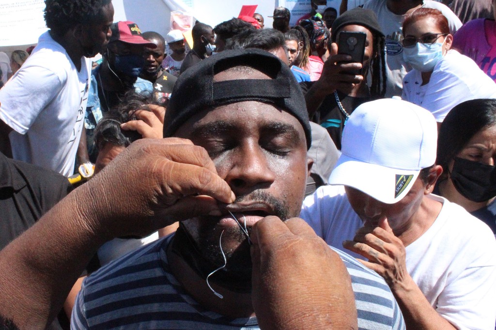 Migrants trying to reach US border sew mouths shut in
gruesome protest 1