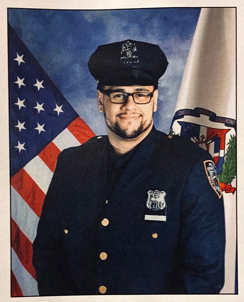Two toddlers give touching tribute to fallen NYPD officer
Wilbert Mora 1