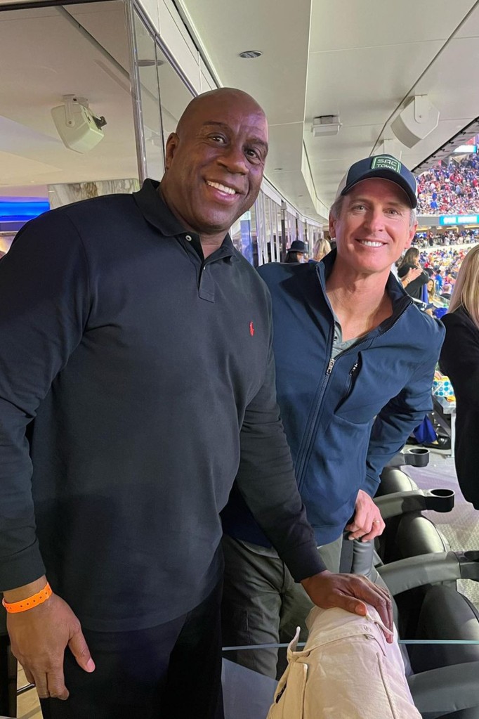 LA Mayor Eric Garcetti says he ‘held breath’ for maskless
photo with Magic Johnson 1