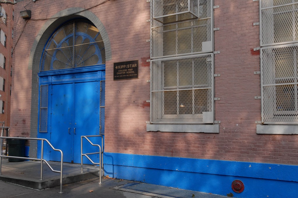 Enrollment jumps at NYC charters, public schools lose 62,000
students 1