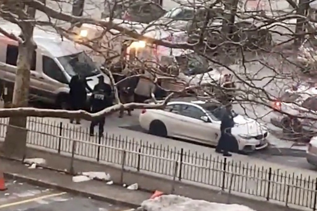 Off-duty NYPD officer shot in Harlem, taken to
hospital 1