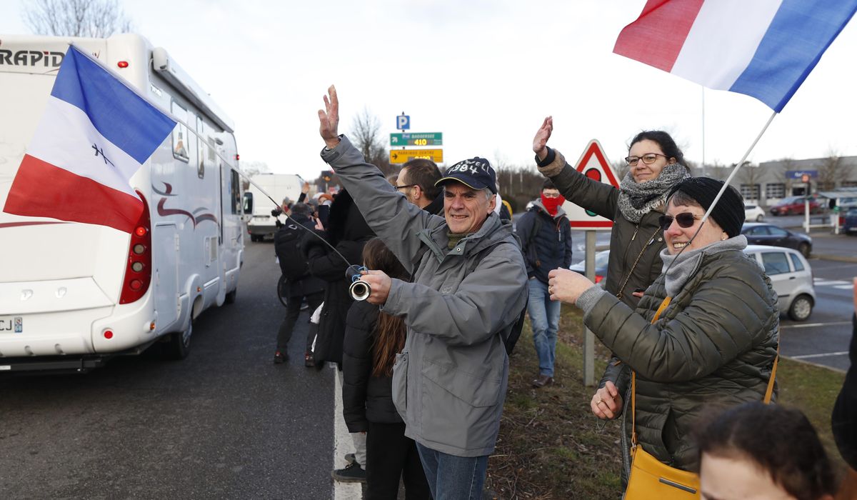 French convoys protesting virus rules move toward
Paris 1