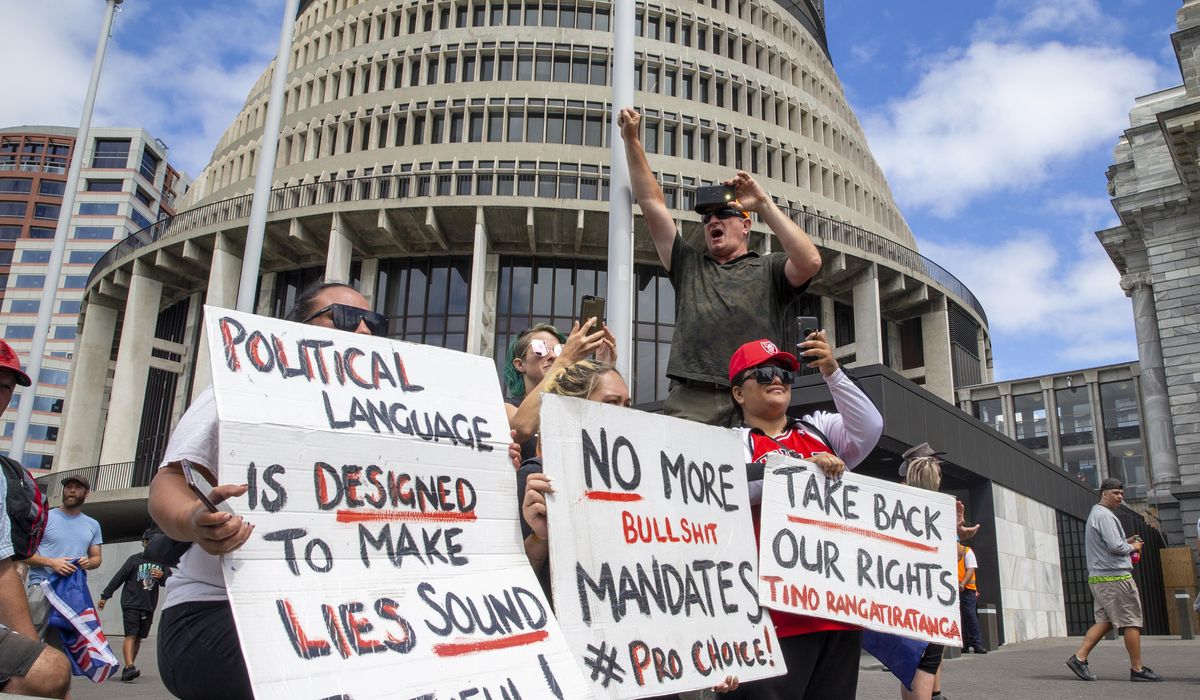 Police arrest convoy protesters at New Zealand's
Parliament 1