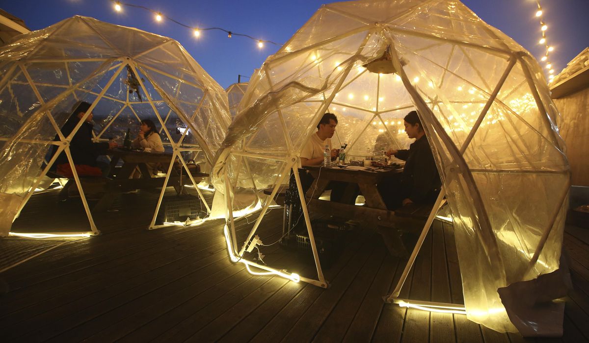 South Koreans don the 'kosk,' a nose-only COVID mask for
dining 1